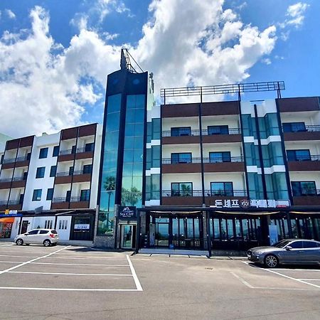 Sea Cliff Hotel Чеджудо Экстерьер фото