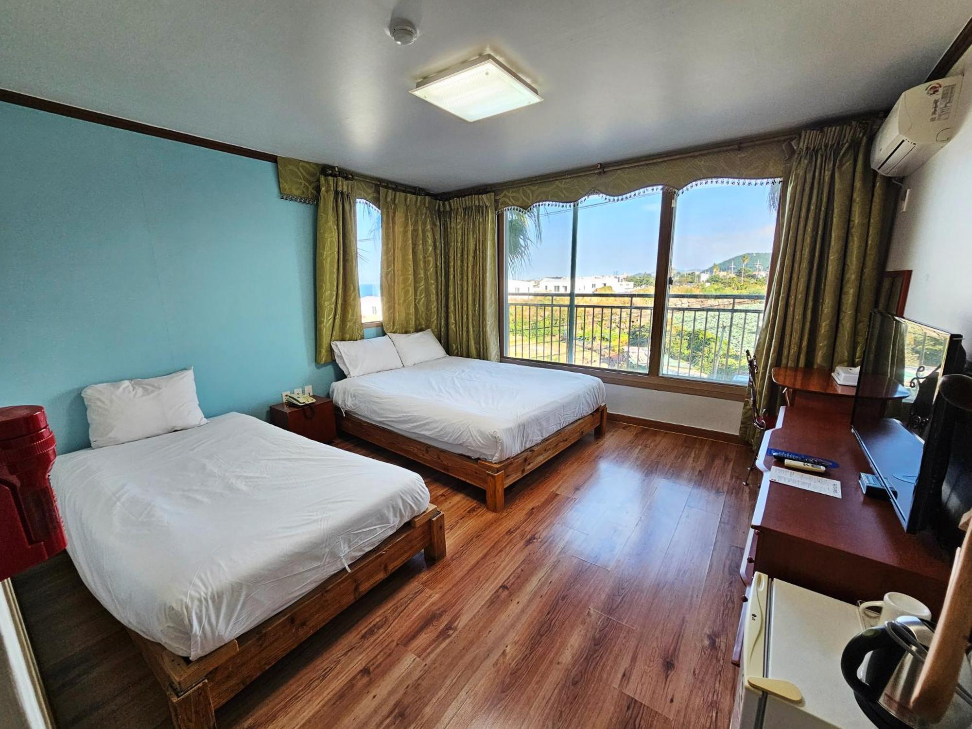 Sea Cliff Hotel Чеджудо Номер фото