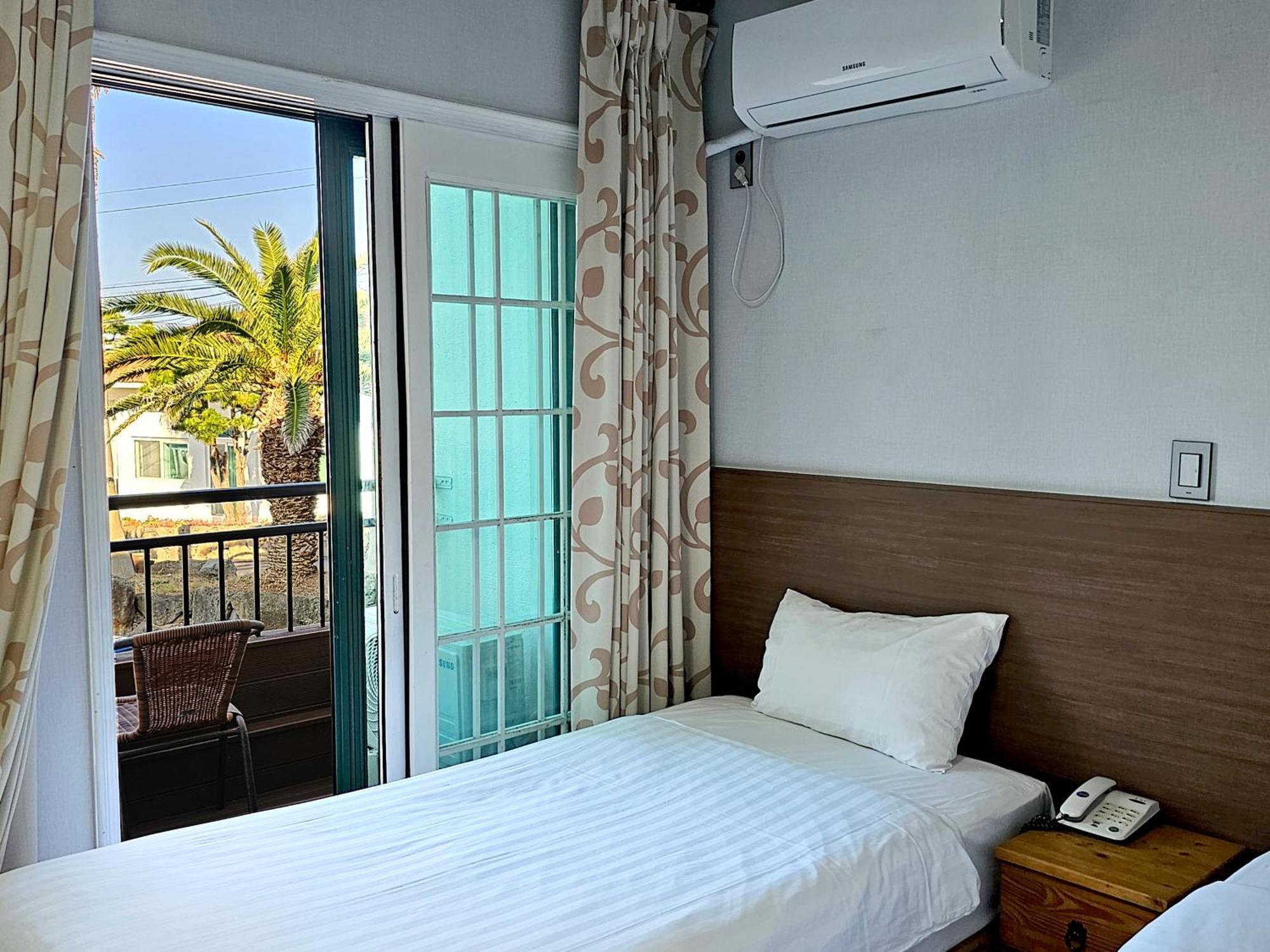 Sea Cliff Hotel Чеджудо Экстерьер фото
