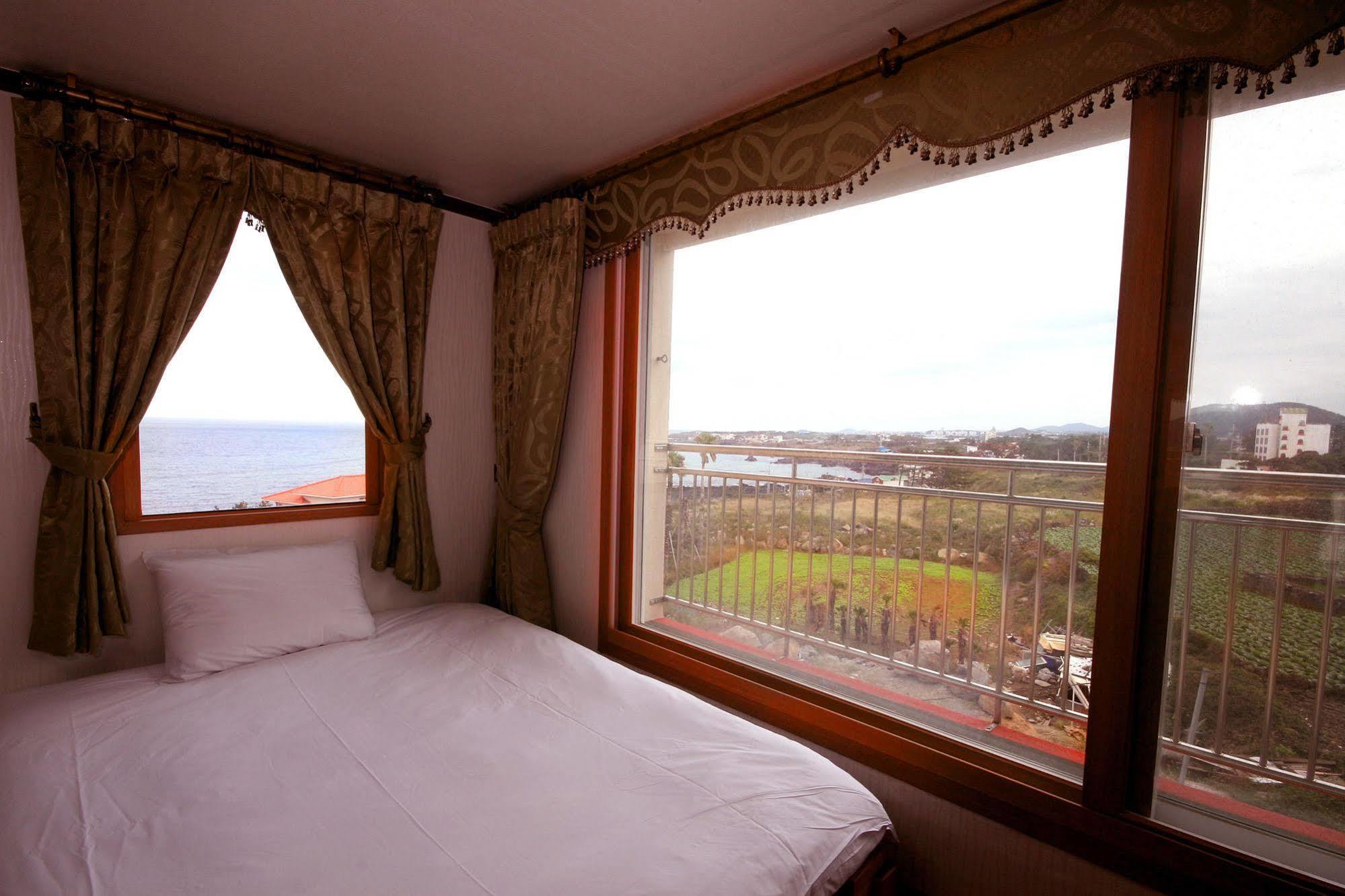 Sea Cliff Hotel Чеджудо Экстерьер фото